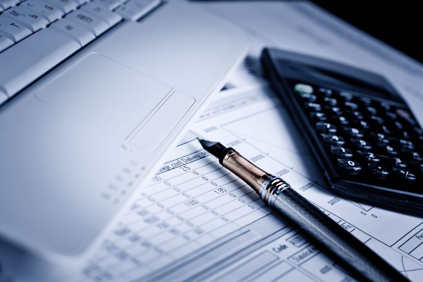Escritorio de trabajo contable con planillas y calculadora